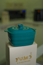 Yumo foldable silicone pot, teal, lid on