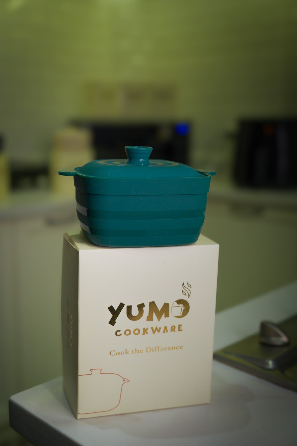 Yumo foldable silicone pot 600 ml, lid on