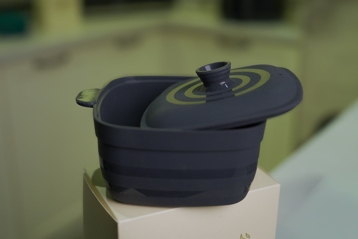 Yumo silicone pot with lid, side view
