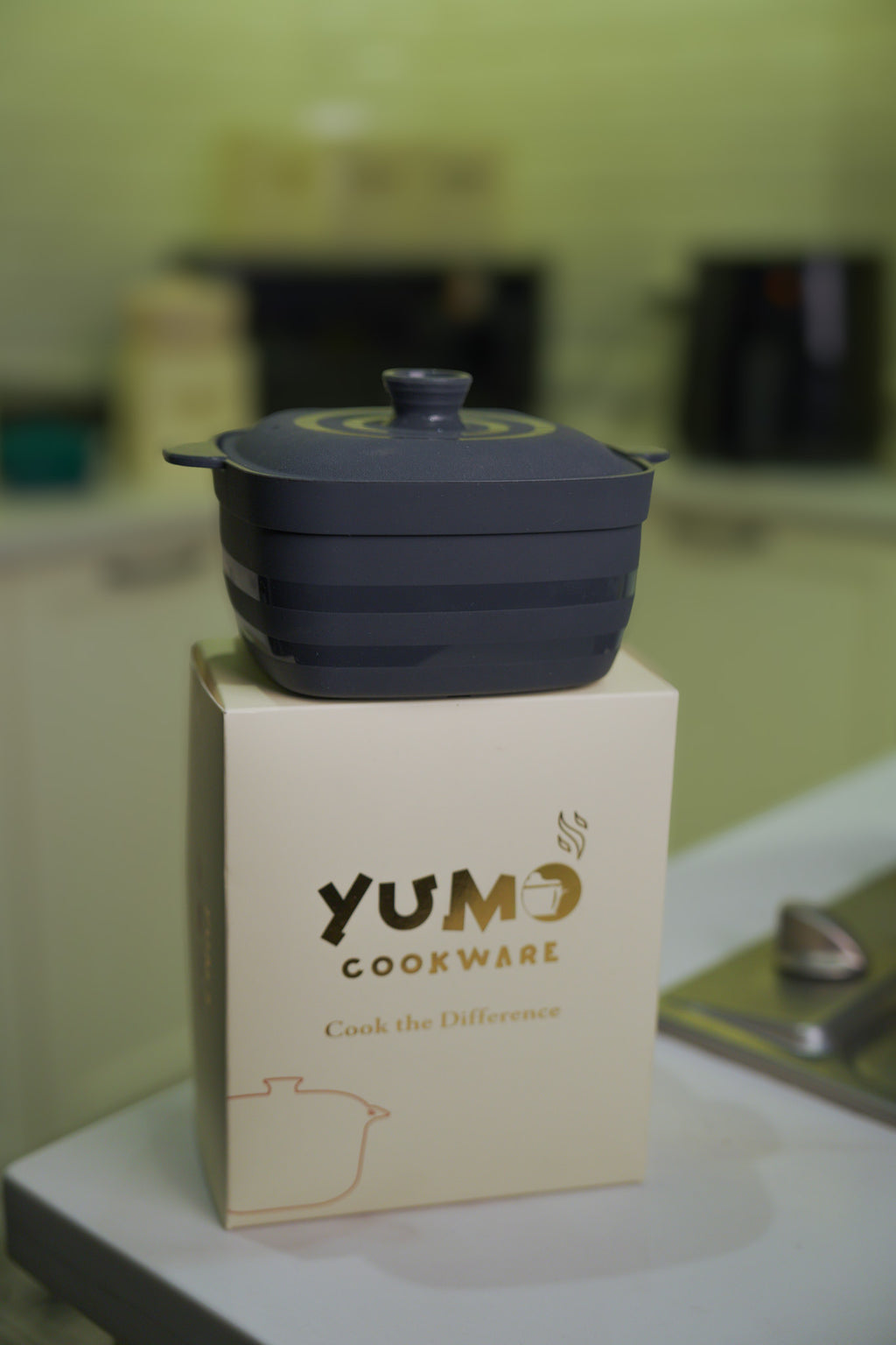 Yumo foldable silicone pot 600 ml, lid on