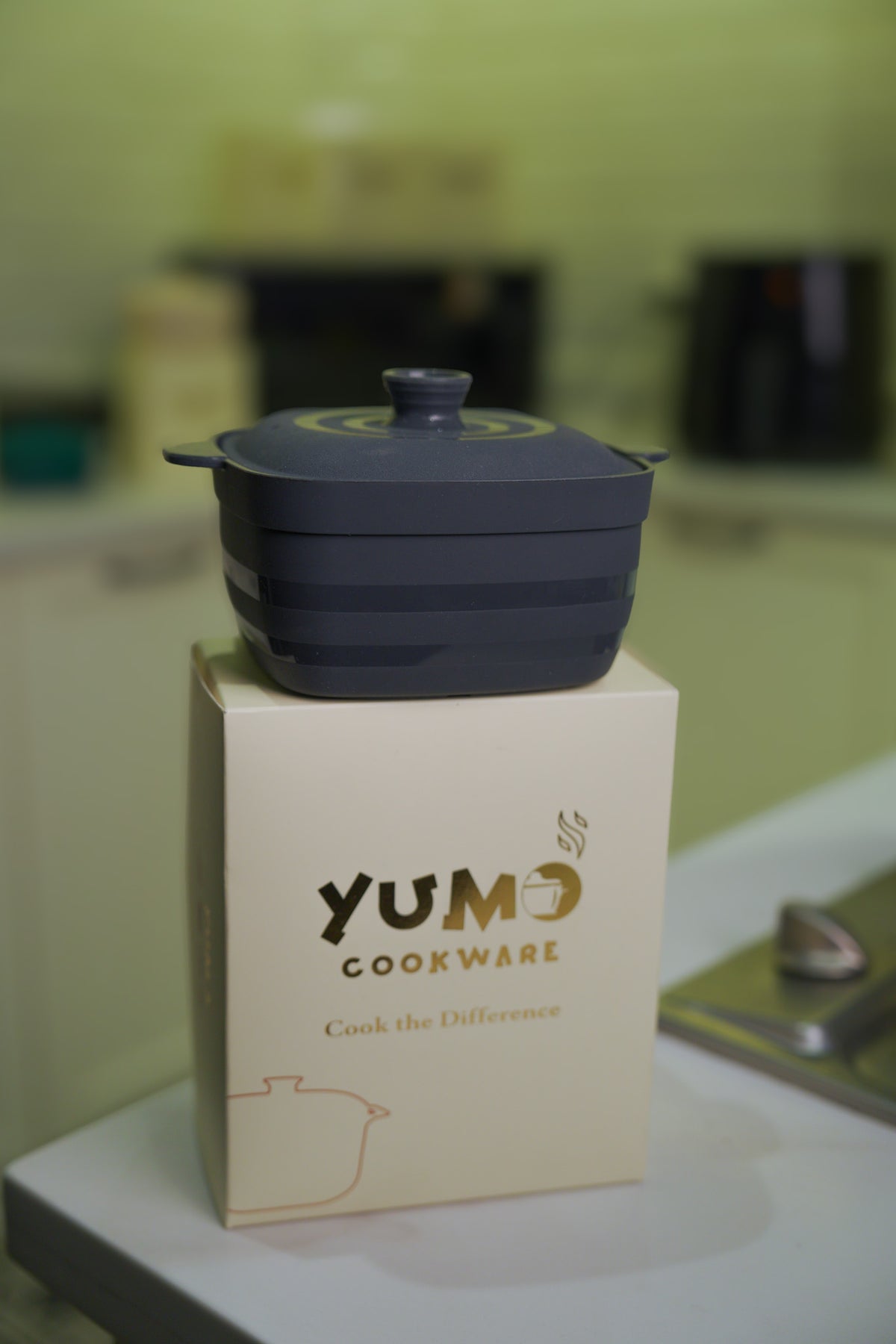 Yumo foldable silicone pot 600 ml, lid on